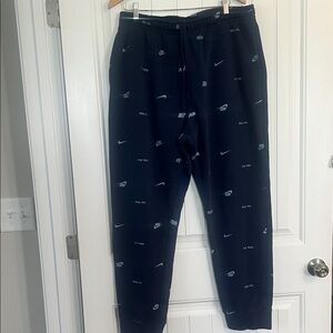 NIKE CLUB FLEECE MEN'S BRUSHED-BACK ALLOVER PRINT JOGGERS XXL